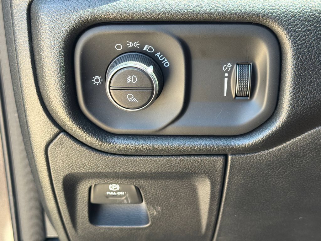 New 2026 RAM 1500 Express AWD/4WD image 19