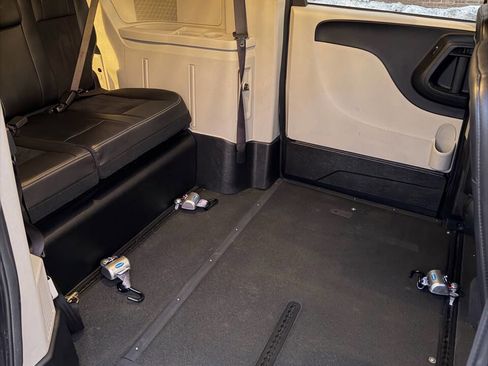 Used 2019 Dodge Grand Caravan SXT image 17