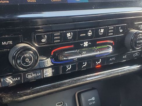 Used 2023 Jeep Grand Cherokee Overland image 27