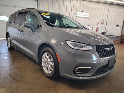 Used 2022 Chrysler Pacifica Touring-L FWD image 2