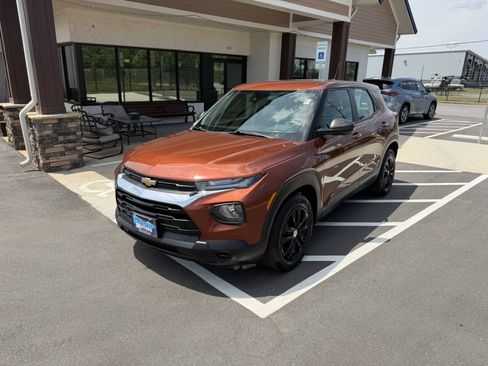 Used 2021 Chevrolet TrailBlazer LS FWD image 2