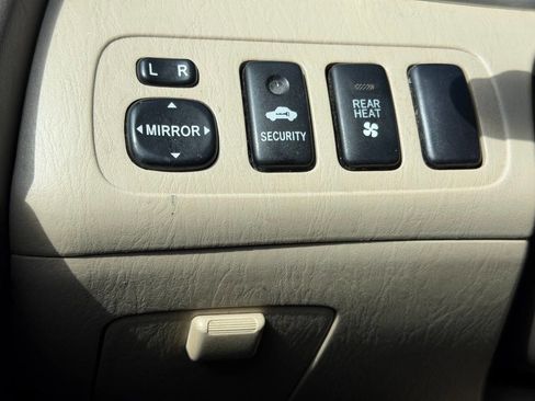 Used 2005 Toyota Highlander Limited image 19