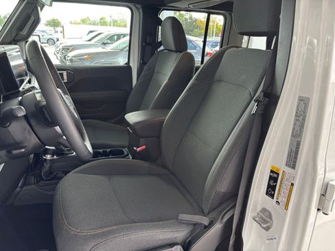 Used 2025 Jeep Wrangler Sahara image 36