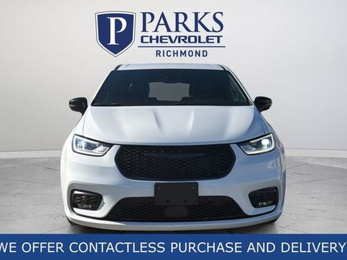 Used 2024 Chrysler Pacifica Select image 2