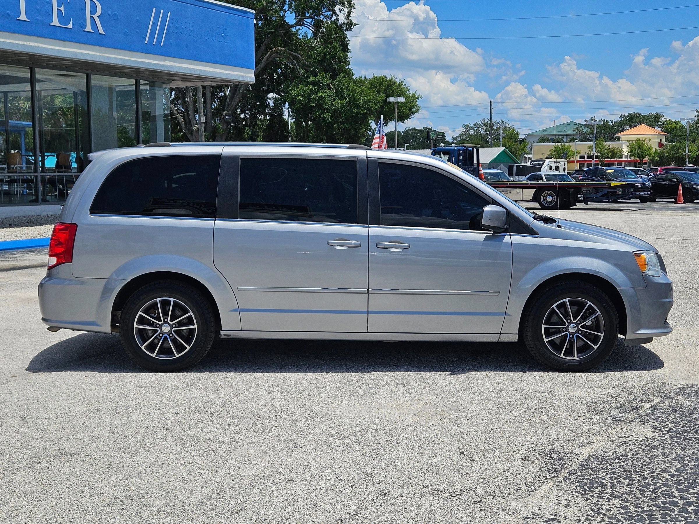 Used 2017 Dodge Grand Caravan SXT FWD image 9