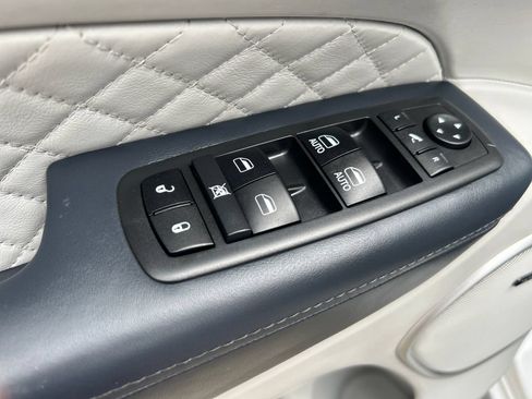 Used 2018 Jeep Grand Cherokee Summit AWD/4WD image 12