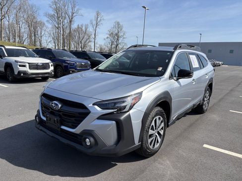 Used 2025 Subaru Outback Premium image 3