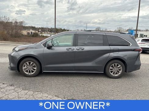 Used 2025 Toyota Sienna XLE image 6