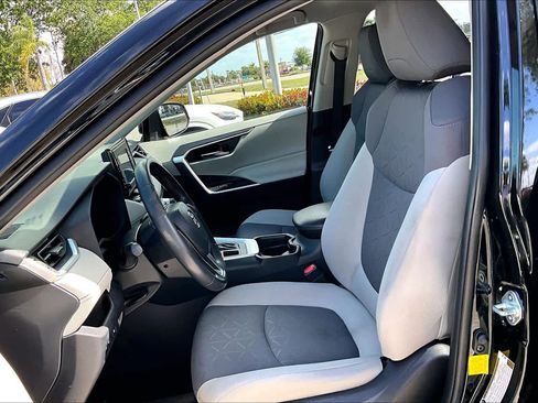 Used 2020 Toyota RAV4 XLE w/ XLE Grade Weather Package image 8