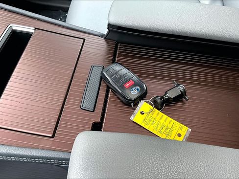 Used 2023 Toyota Sienna XLE w/ XLE Plus Package AWD/4WD image 14