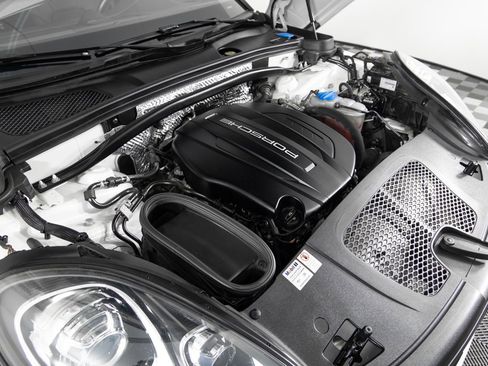 Used 2018 Porsche Macan AWD/4WD image 40