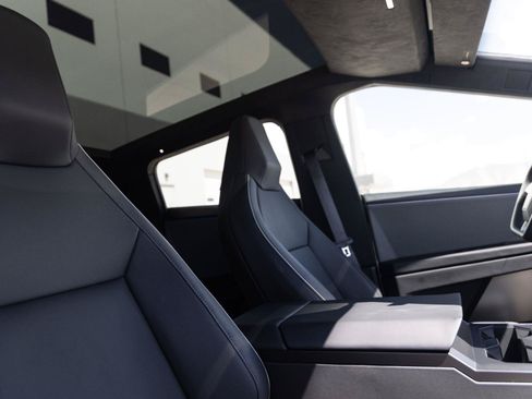 Used 2025 Tesla Cybertruck AWD Crew Cab image 31
