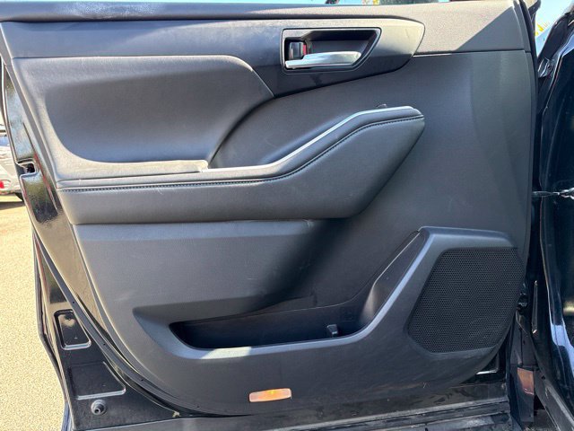 Used 2021 Toyota Highlander XLE AWD/4WD image 9