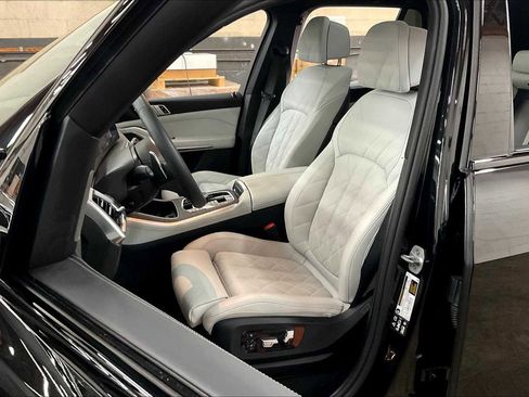 Used 2025 BMW X5 M60i w/ Climate Comfort Package image 28