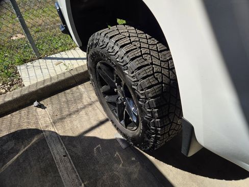 Used 2024 Chevrolet Silverado 1500 Custom Trail Boss w/ LPO, Dark Essentials Package image 10