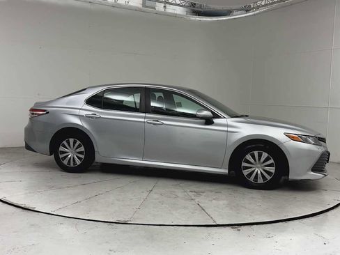Used 2018 Toyota Camry FWD image 4
