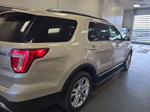 Used 2017 Ford Explorer XLT w/ Equipment Group 202A AWD/4WD image 9