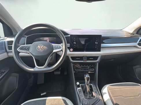 Used 2025 Volkswagen Taos SE AWD/4WD image 13