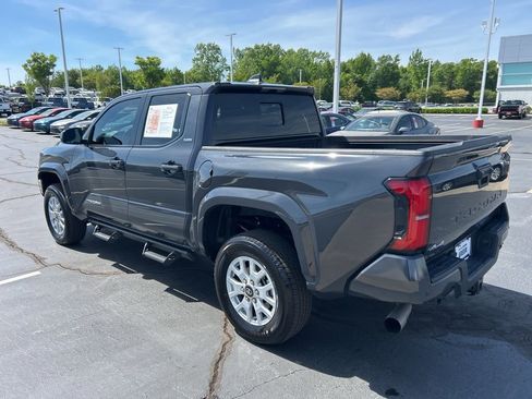 Used 2024 Toyota Tacoma SR5 w/ SR5 Upgrade Package AWD/4WD image 14