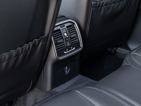 Certified 2026 Porsche Macan S AWD/4WD image 37