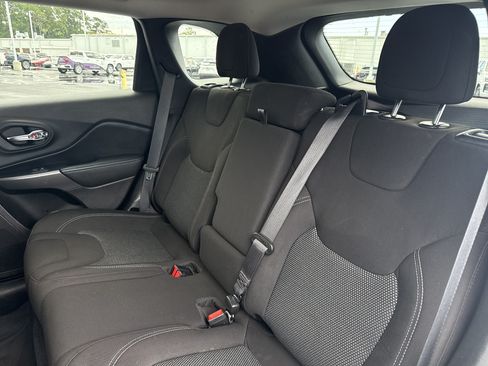 Used 2020 Jeep Cherokee Latitude FWD image 28