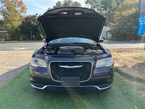 Used 2016 Chrysler 300 Limited image 10