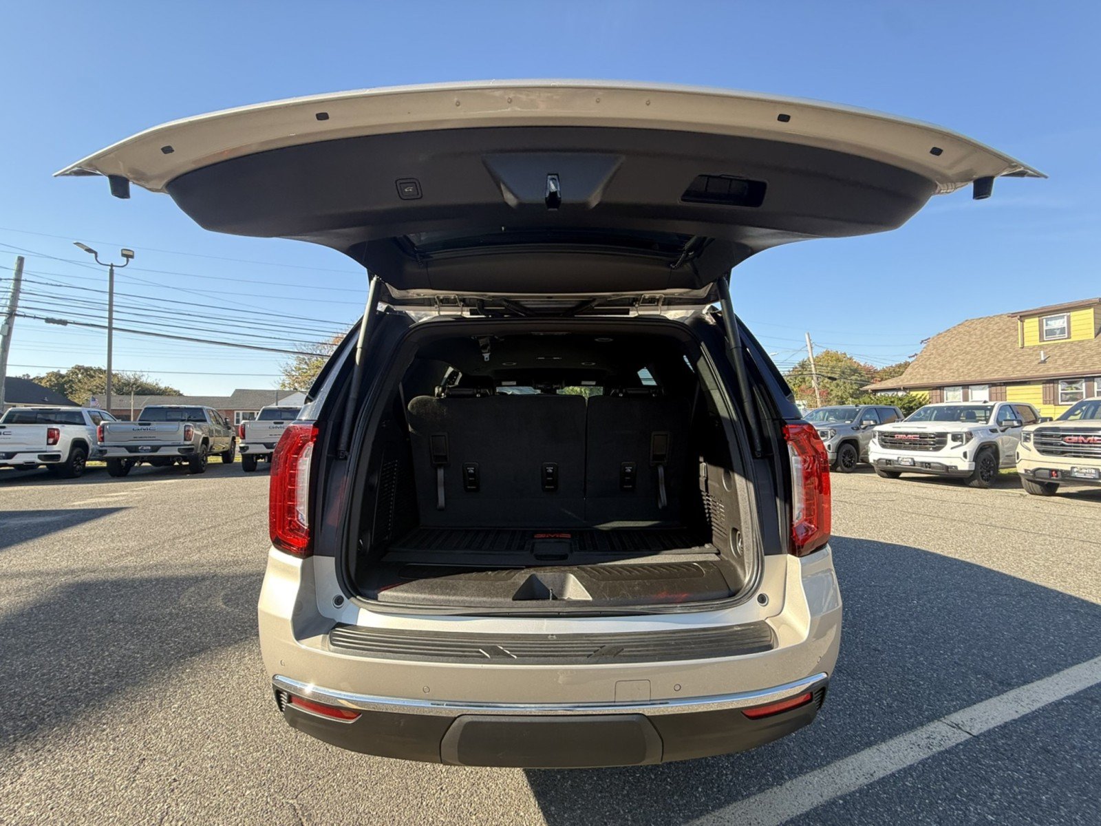 Used 2023 GMC Yukon SLT AWD/4WD image 29