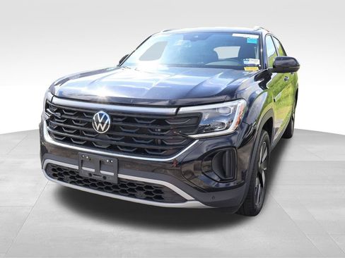 Used 2025 Volkswagen Atlas Cross Sport SE FWD image 3