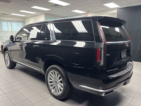 Used 2022 Cadillac Escalade ESV Luxury w/ LPO, Illumination Package AWD/4WD image 9