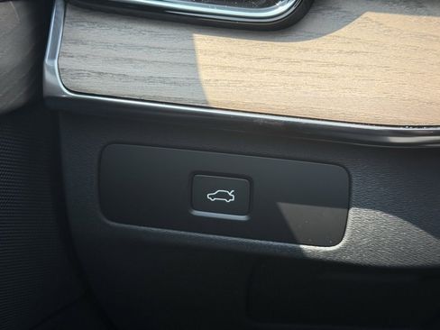 New 2025 Volvo XC90 B6 Plus image 18