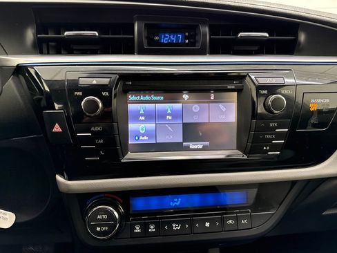 Used 2015 Toyota Corolla LE image 18