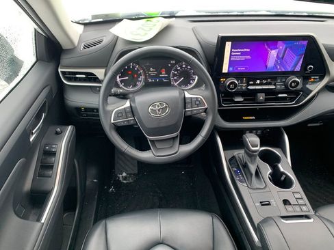 Used 2023 Toyota Highlander XLE image 18