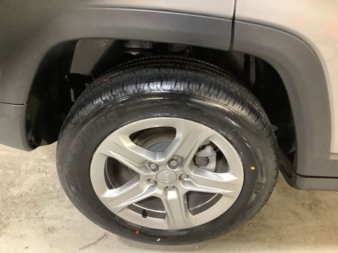 Used 2023 Jeep Compass Latitude image 13