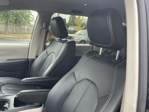 Used 2023 Chrysler Pacifica Touring-L FWD image 19