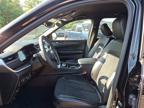 Certified 2024 Jeep Grand Cherokee Altitude AWD/4WD image 3