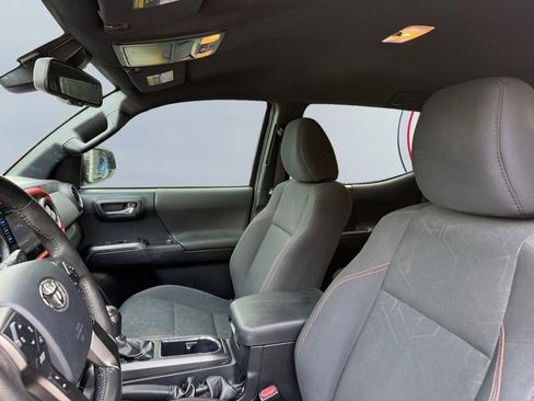 Used 2018 Toyota Tacoma TRD Sport image 16