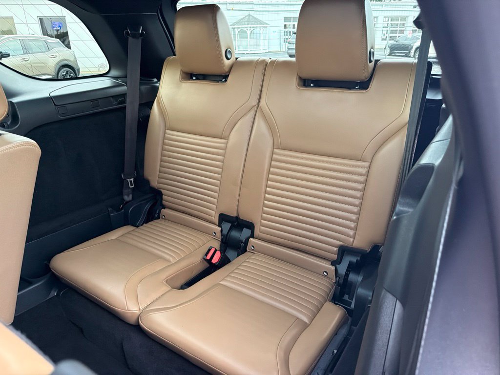 Used 2024 Land Rover Discovery Dynamic SE AWD/4WD image 17