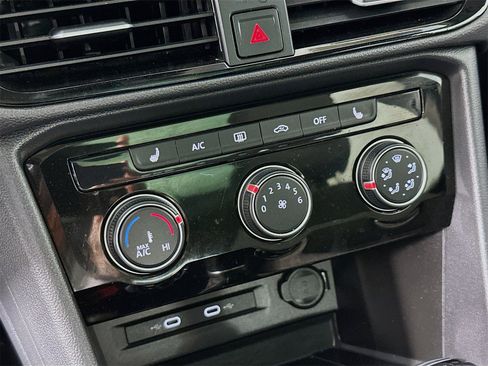 Used 2023 Volkswagen Taos SE image 15