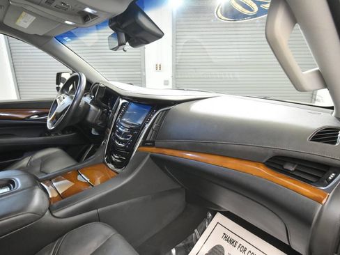 Used 2020 Cadillac Escalade Premium Luxury AWD/4WD image 17