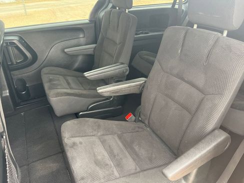 Used 2018 Dodge Grand Caravan SE image 12