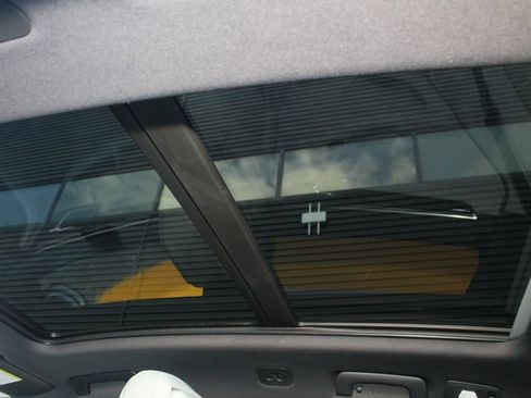 New 2026 Porsche Macan image 24