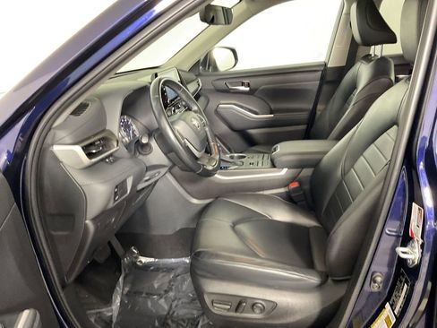 Used 2022 Toyota Highlander XLE image 19