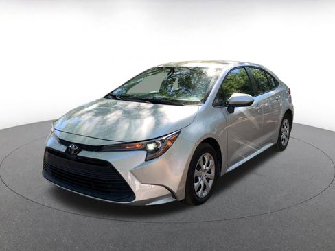 Used 2025 Toyota Corolla LE image 3