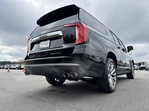 Used 2021 GMC Yukon XL Denali w/ Denali Premium Package image 10