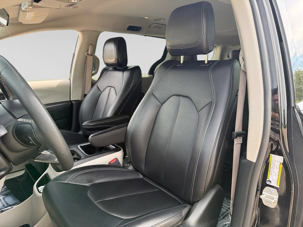 Used 2024 Chrysler Pacifica Touring-L FWD image 20