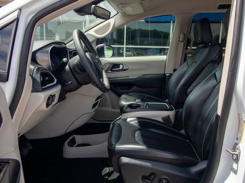 Used 2023 Chrysler Pacifica Touring-L FWD image 6