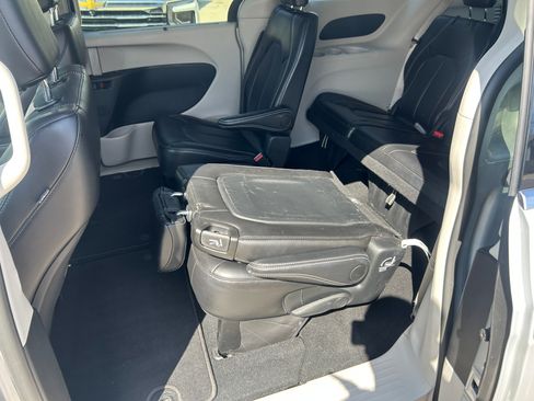 Used 2024 Chrysler Pacifica Touring-L image 36