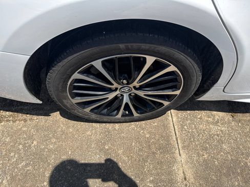 Used 2019 Toyota Camry SE w/ Convenience Package FWD image 9