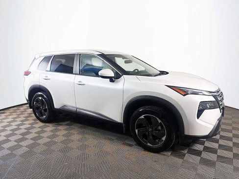 Certified 2025 Nissan Rogue SV AWD/4WD image 3
