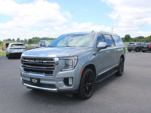 Used 2023 GMC Yukon XL SLT AWD/4WD image 4
